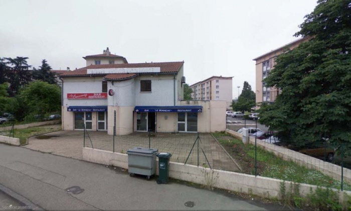 Rhabilitation d'un ancien bar en Caf Lounge : faade avant trasformation