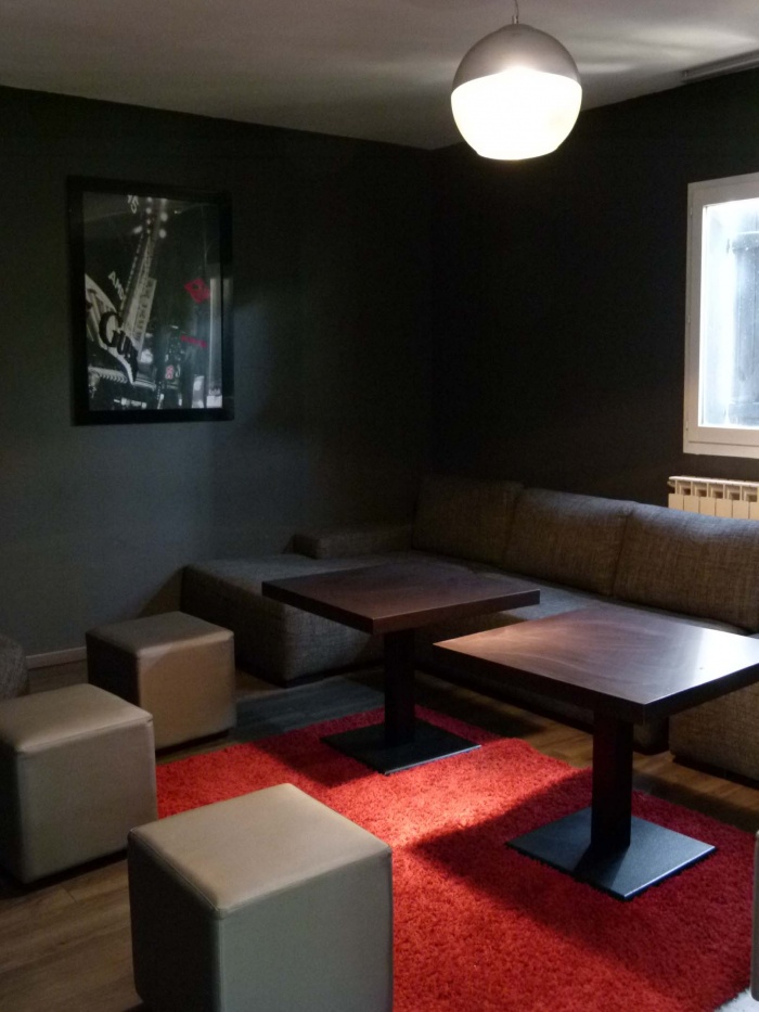 Rhabilitation d'un ancien bar en Caf Lounge : salle VIP