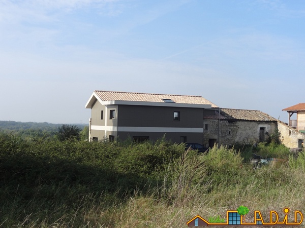 Intgration d'une maison neuve dans une ferme dsafecte : MAison JOA-Salignac (13).JPG